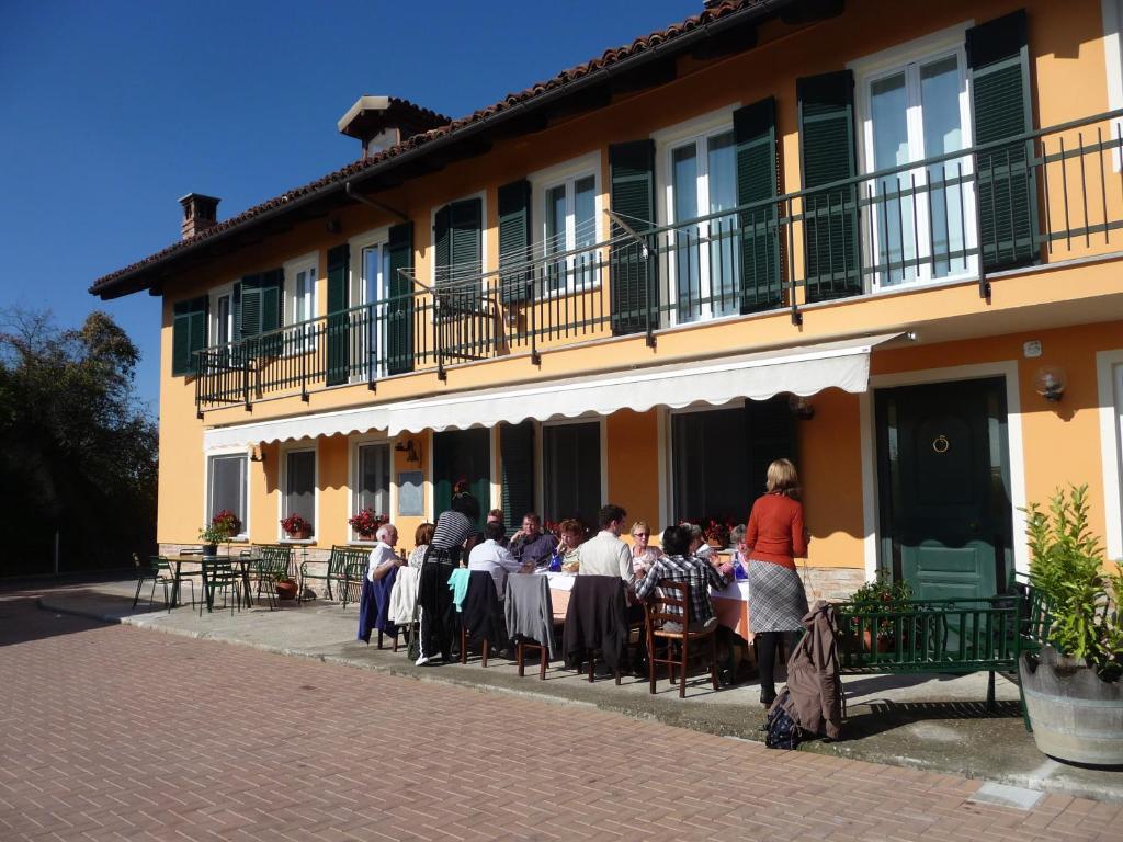 Villa Agriturismo Cascina Vrona à Monteu Roero Extérieur photo